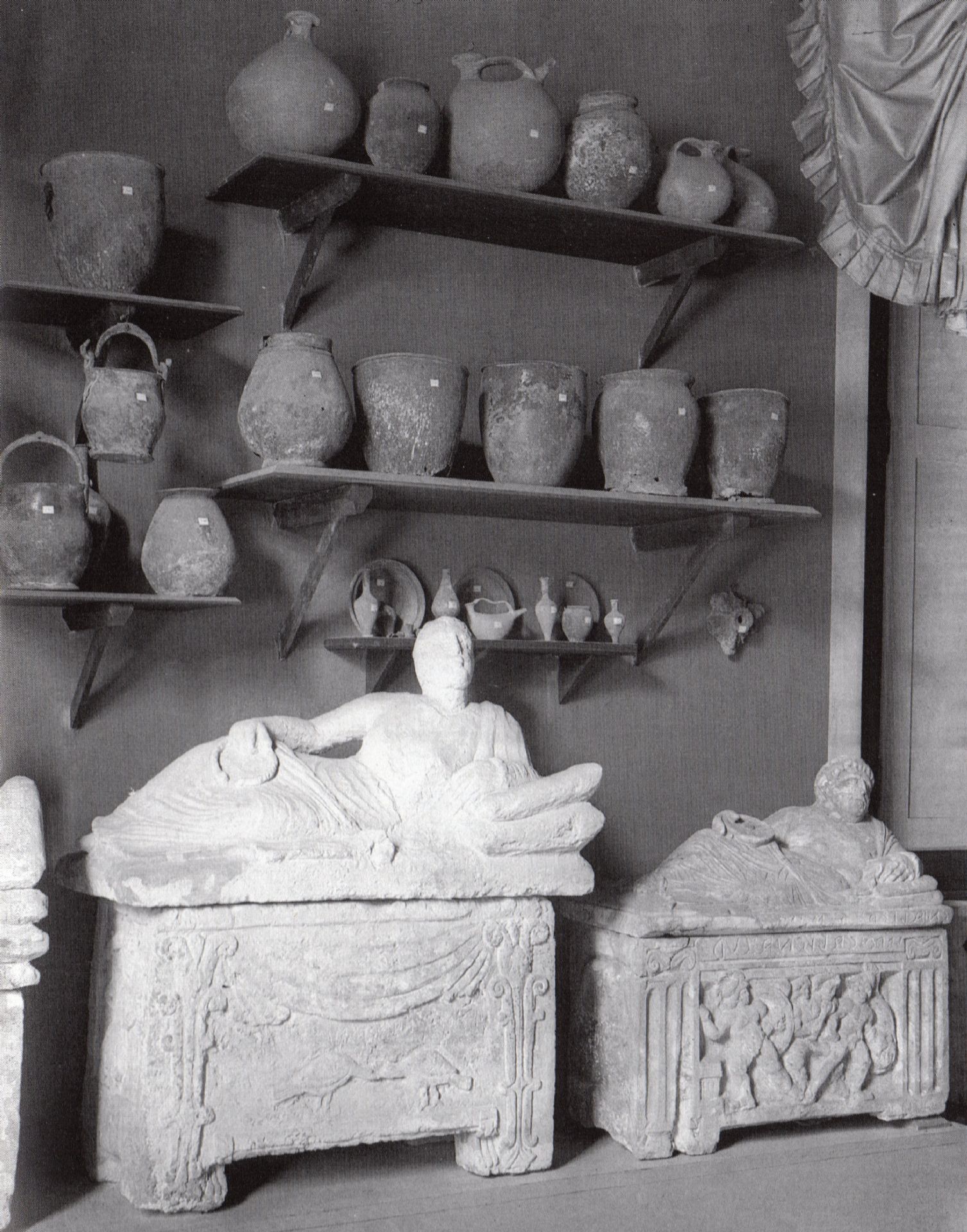 Alcuni reperti della Calisna Sepu nell'allestimento del villino Terrosi a Firenze (ultimo decennio del XIX secolo)