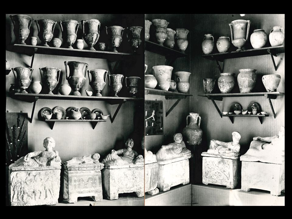 Una parte dell'esposizione dei materiali della Calisna Sepu nel villino Terrosi a Firenze (ultimo decennio del XIX secolo)