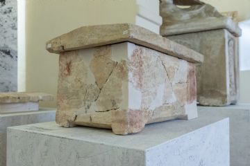 Urna in pietra con coperchio a doppio spiovente dalla tomba 2-1984