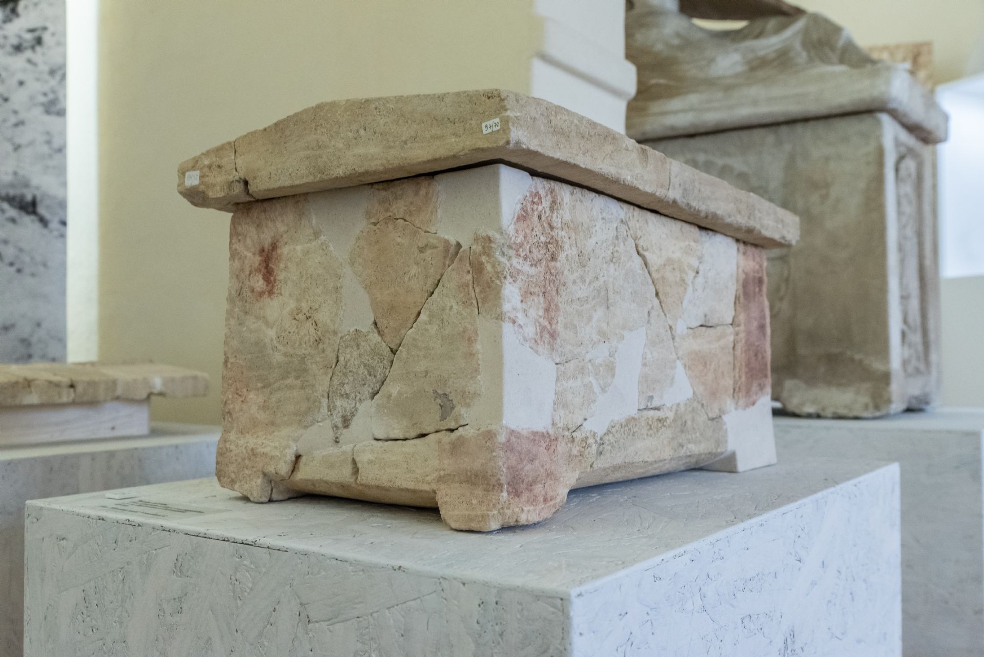 Urna in pietra con coperchio a doppio spiovente dalla tomba 2-1984