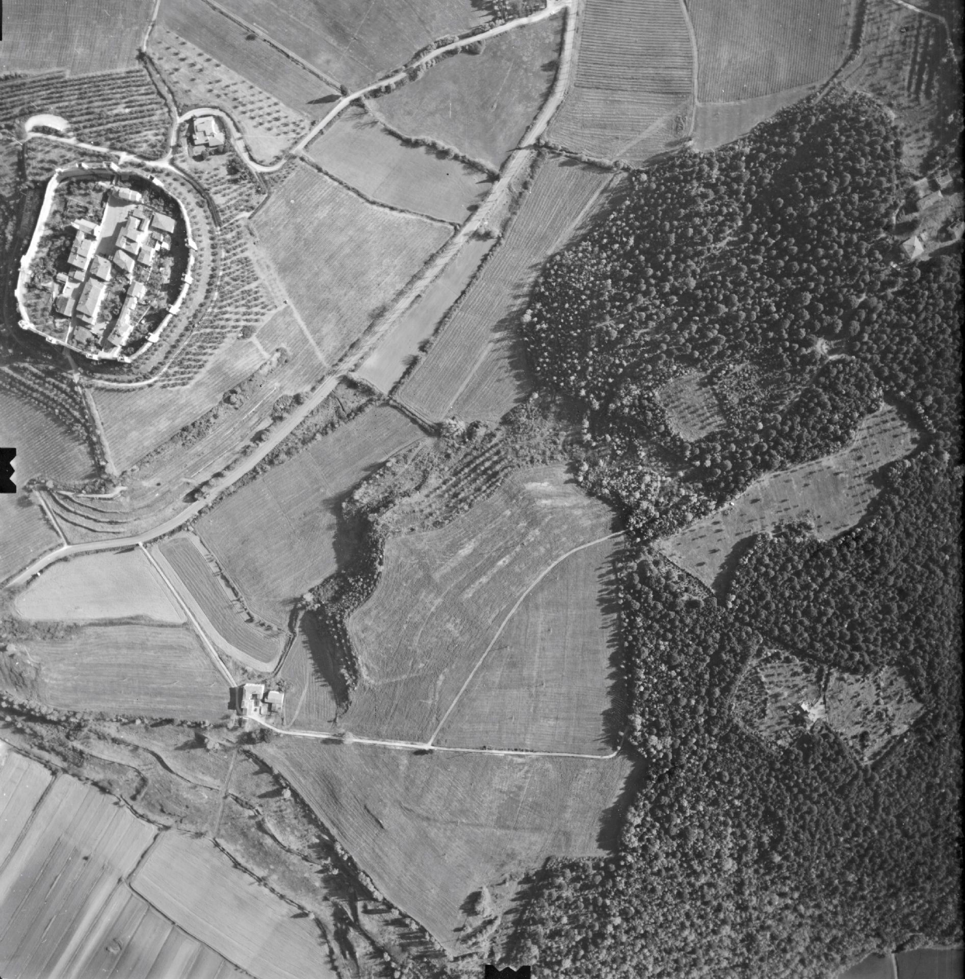 Immagine aerea della pendice del Montemaggio dove si trova l'insediamento di Campassini prospiciente il Castello di Monteriggioni (volo 1984)