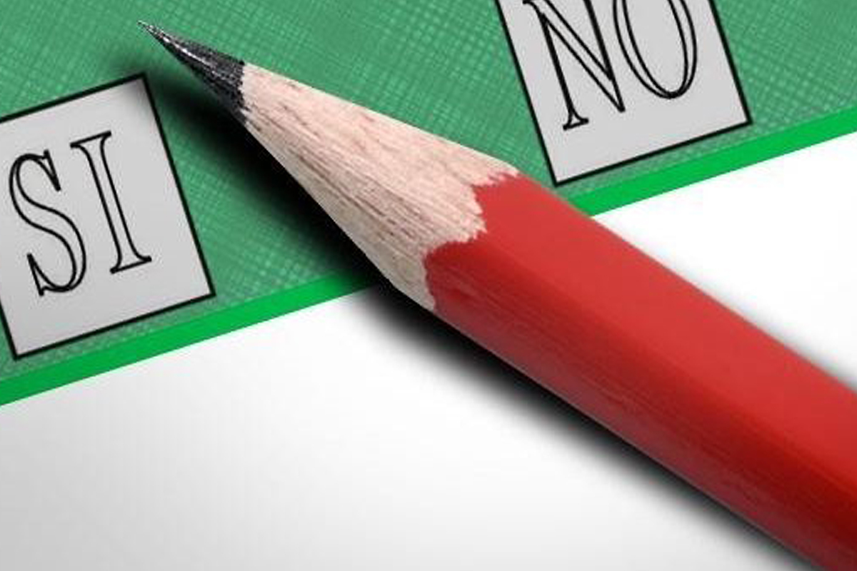 Scheda elettorale con una matita nel mezzo tra si e no